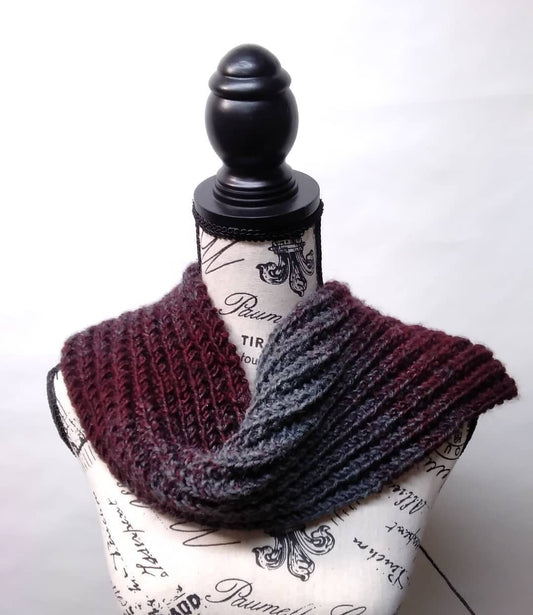 Claire really likes how the new scarf is coming along, so do I!